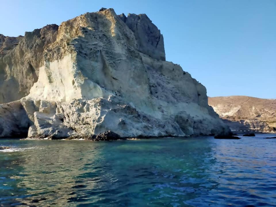 Rodothea And Adams On The Beach, Santorini Monolithos  Ngoại thất bức ảnh